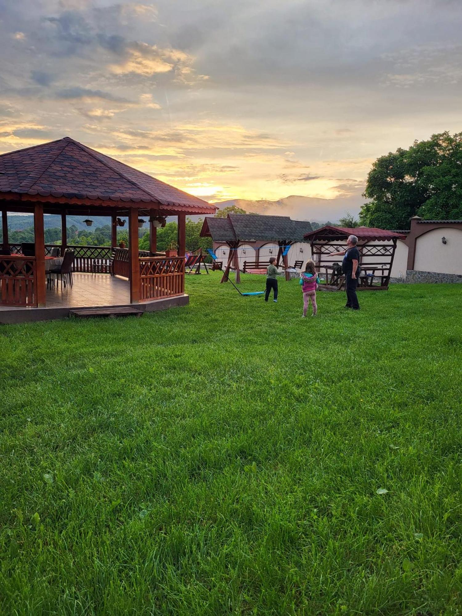 Conacul Lui Bulica Hotell Novaci-Străini Exteriör bild