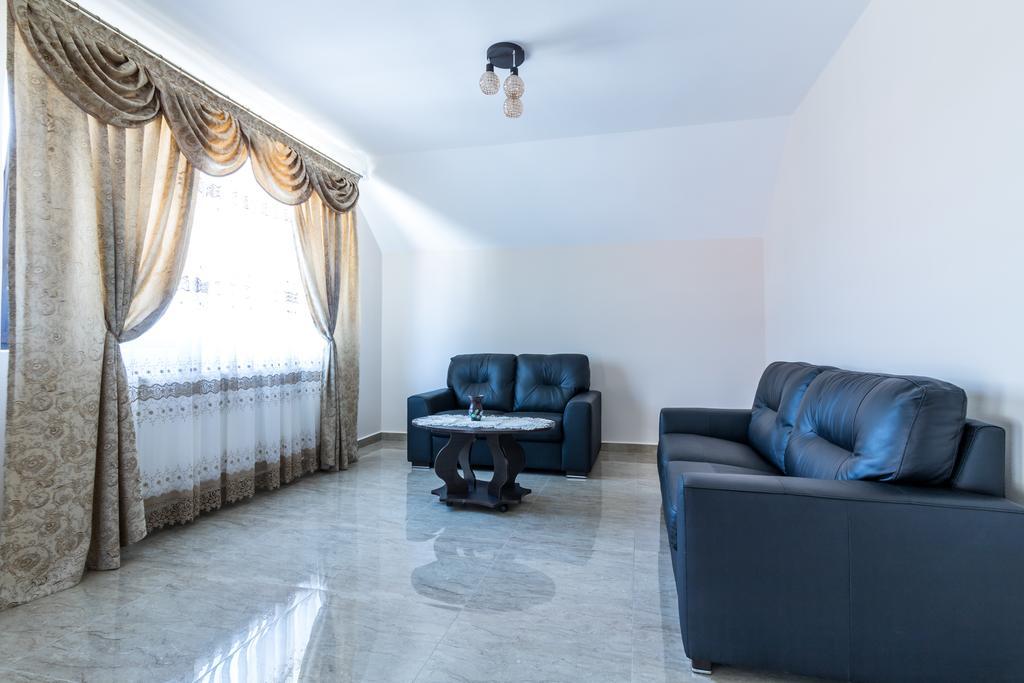 Conacul Lui Bulica Hotell Novaci-Străini Exteriör bild